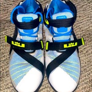 Lebron James sneakers size 7y great used condition